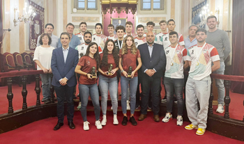El alcalde recibió a deportistas del Iplacea y Balonmano Playa Alcalá