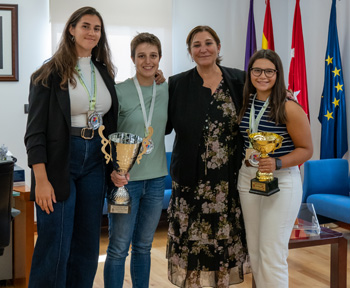 La alcaldesa de Pozuelo recibió al equipo femenino del Club Arqueros